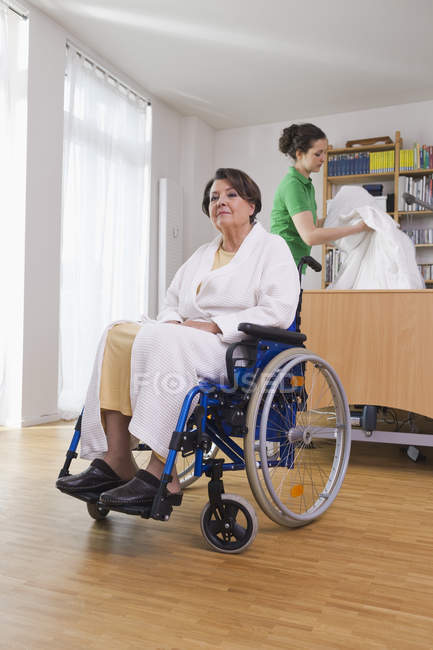 Donna anziana seduta sulla sedia a rotelle — Foto stock