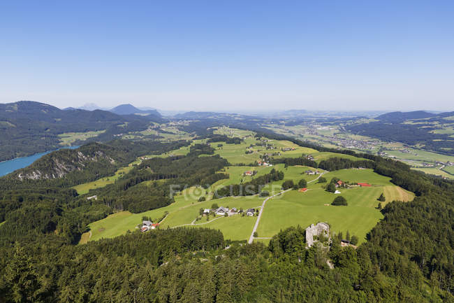 Áustria, Estado de Salzburgo, Salzkammergut, Vista para o Lago Fuschlsee esquerda, Castelo Wartenfels, Thalgau direita — Fotografia de Stock