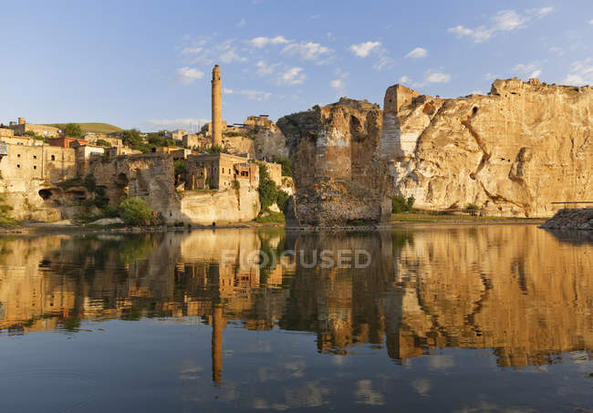 Турция, Анатолия, Хасанкейф, минарет мечети Эль Ризк на реке Тигр — стоковое фото