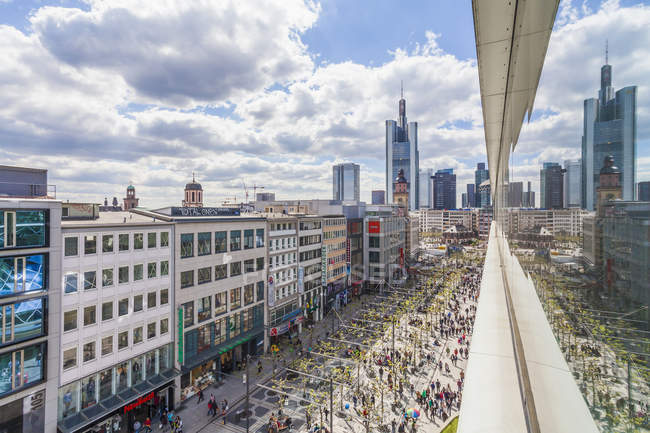 Germania, Assia, Francoforte, vista verso l'area pedonale al centro della città dall'alto — Foto stock