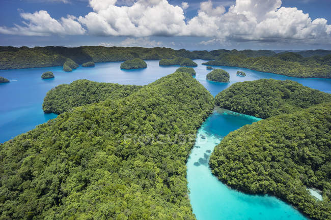 Micronesia, Palau, arcipelago nell'oceano contro la costa verde — Foto stock