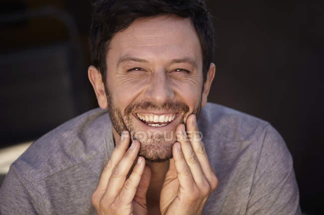 Retrato de hombre caucásico sonriente con barba - foto de stock