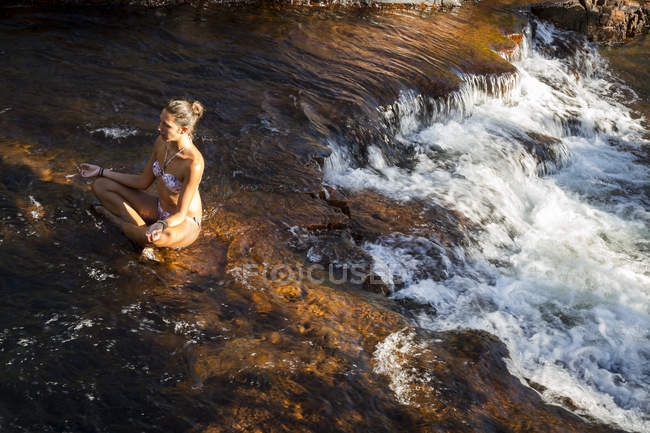 Australia, Litchfield National Park, Donna rilassante a Buley Rockhole — Foto stock