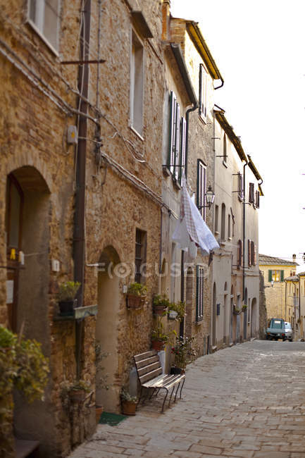 Italia, Toscana, Volterra, fila di case e vicoli — Foto stock