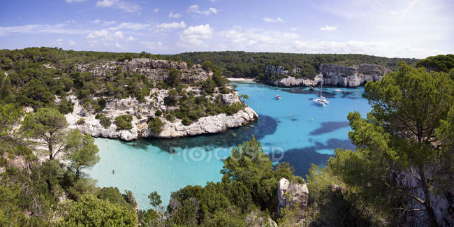 España, Islas Baleares, Menorca, Macarella, Cala Macarelleta durante el día - foto de stock