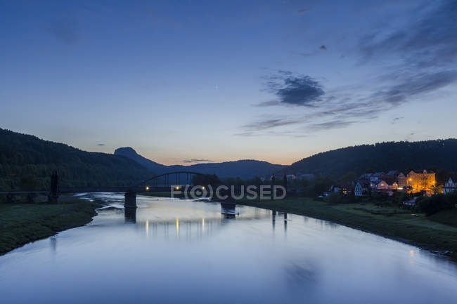 Germania, Sassonia, Svizzera sassone, Bad Schandau, fiume Elba, ponte, ora blu e urla sull'acqua — Foto stock