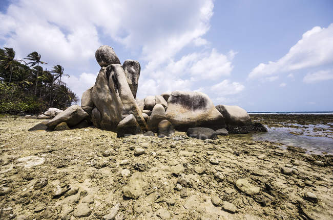 Індонезія, острови Ріау, Бінтан, Nikoi острова, пляж з гранітних блоків — стокове фото