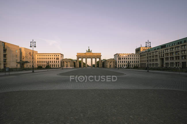 Germany, Berlin, Berlin-Mitte, View to Brandenburger Tor in the morning — Stock Photo