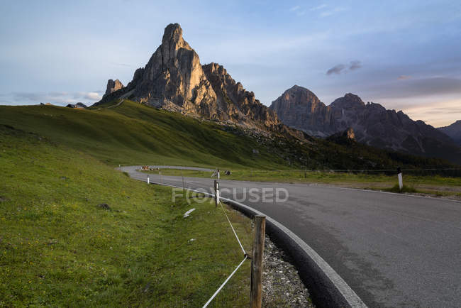 Itália, Veneto, Província de Belluno, Giau Pass em frente ao Monte Nuvolau pela manhã — Fotografia de Stock