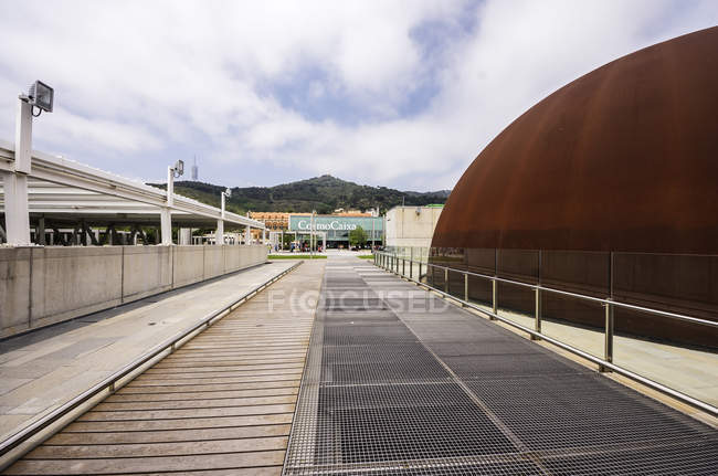 España, Barcelona, exterior del museo Cosmo Caixa durante el día - foto de stock