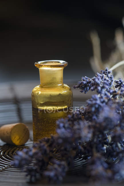 Lavendelöl in einer Glasflasche — Stockfoto
