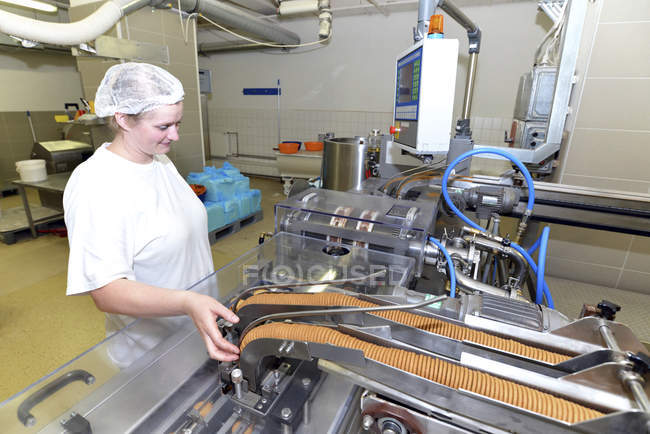 Германия, Саксония-Анхальт, женщина управляет кулинарией на производственной линии пекарни — стоковое фото