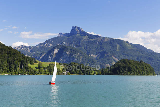 Autriche, Haute-Autriche, Salzkammergut, Vue du voilier dans le lac de Mondsee, Schafberg en arrière-plan — Photo de stock