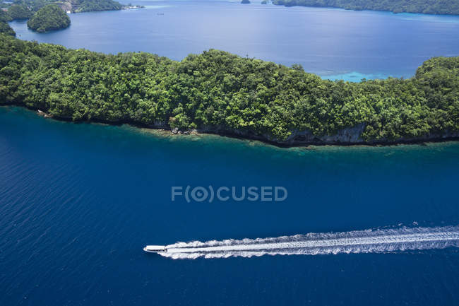 Micronesia, Palau, barca con turisti sull'oceano — Foto stock