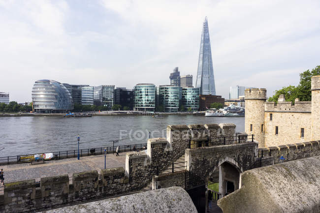 Gran Bretagna, Inghilterra, Londra, Torre di Londra, Veduta sul lungofiume di Londra con City Hall e The Shard — Foto stock