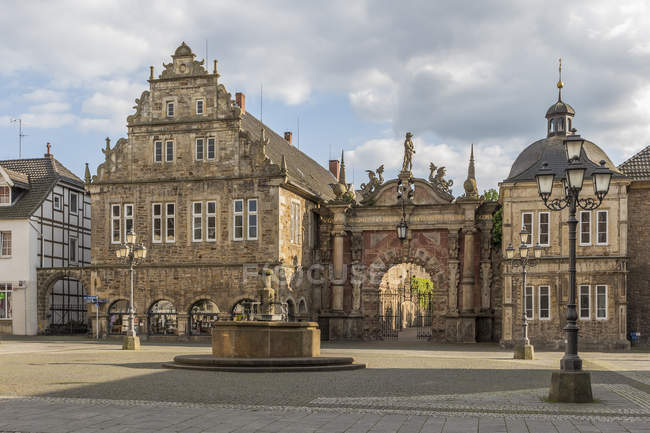 Alemania, Baja Sajonia, vista al portal de entrada del castillo de Bueckeburg con plaza de mercado en frente - foto de stock