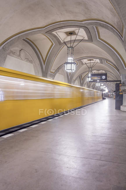 Alemanha, Berlim, estação de metrô histórico Heidelberger Platz com trem subterrâneo em movimento — Fotografia de Stock