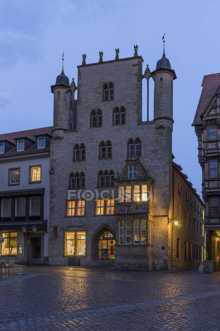 Deutschland, niedersachsen, hildesheim, markt bei nacht — Stockfoto