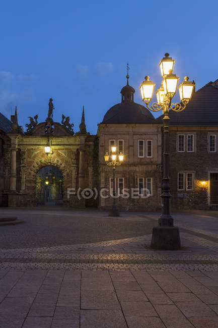 Alemania, Baja Sajonia, vista al portal de entrada del Castillo de Bueckeburg al atardecer - foto de stock
