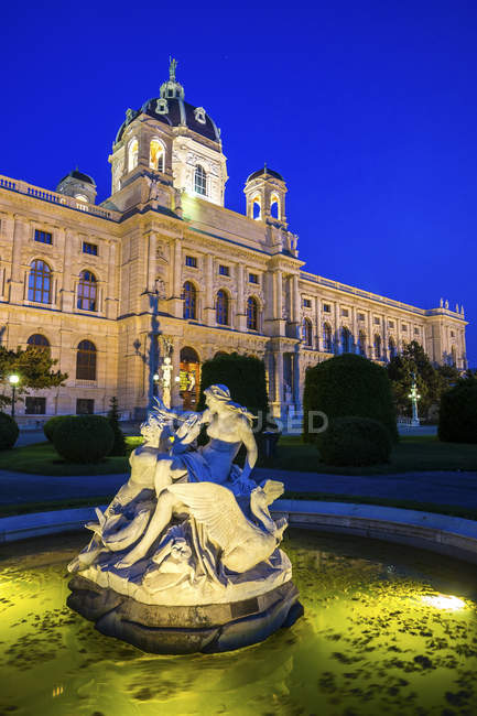 Austria, Vienna, Maria-Theresien-Platz, Museum of Art History and fountain in the evening — Stock Photo