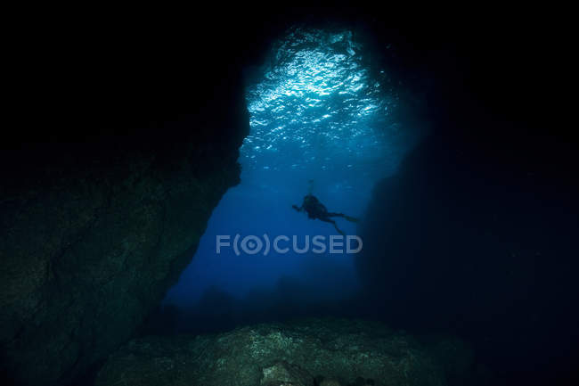 Португалия, Азорские острова, Санта-Мария, Атлантический океан, подводные пещеры и водолазы — стоковое фото
