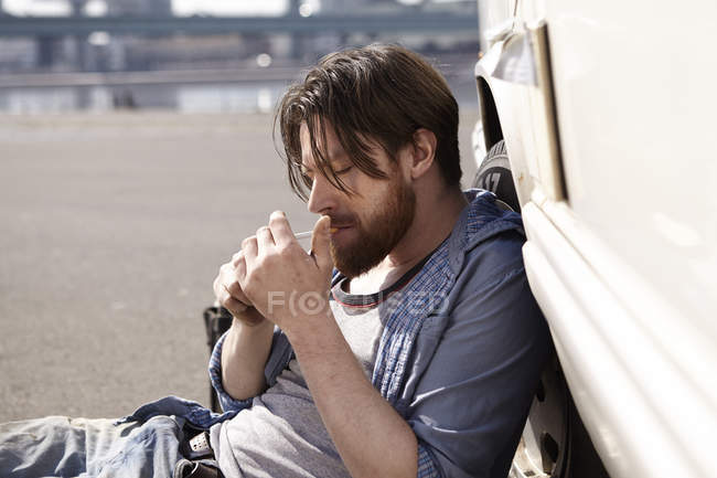 Man smoking a cigarette — Stock Photo