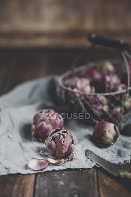 Cesta de alambre de alcachofas frescas para bebés — Stock Photo