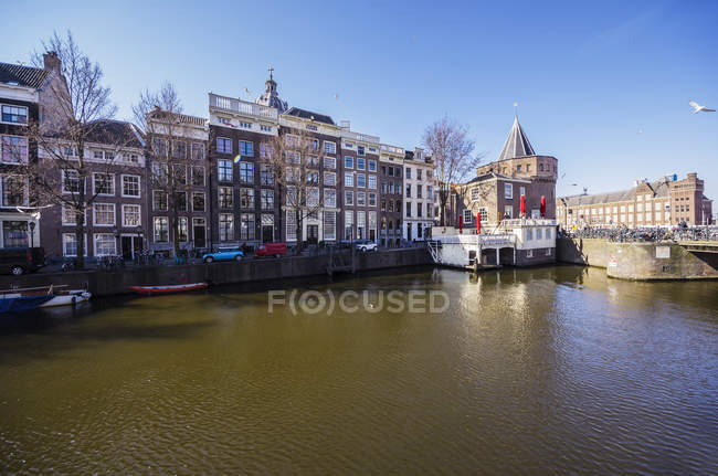 Países Bajos, Holanda, Amsterdam, Schreierstoren, Weeper 's Tower sobre el agua - foto de stock