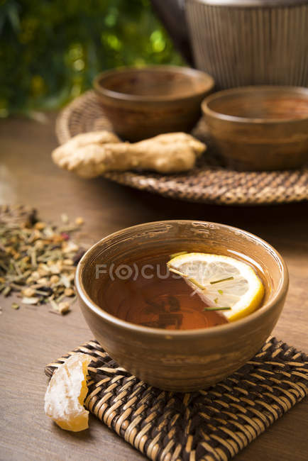 Tè al limone allo zenzero in una tazza di tè, zenzero candito e fresco — Foto stock