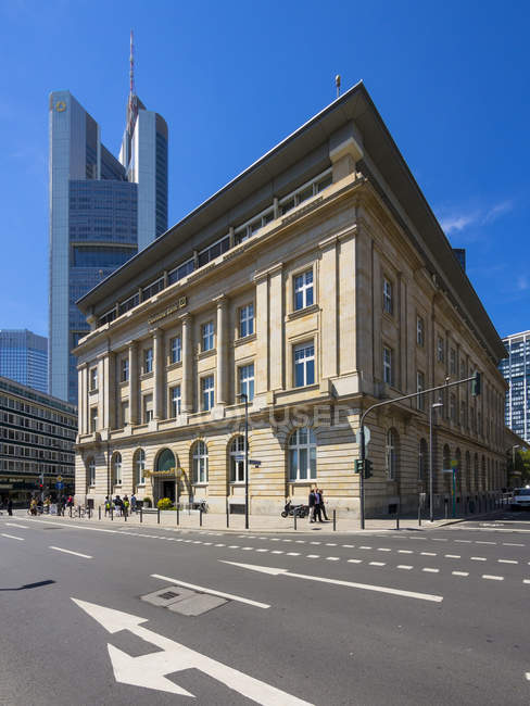 Germany, Hesse, Frankfurt, old building of Deutsche Bank with Commerzbank Tower in background — Stock Photo