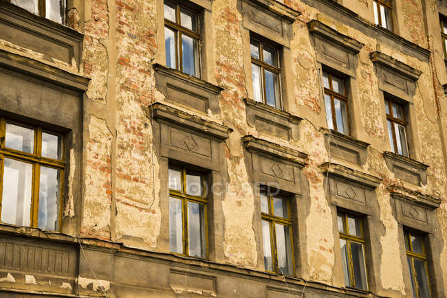Allemagne, Saxe, Goerlitz, partie de la façade de la maison multi-familiale abandonnée — Photo de stock
