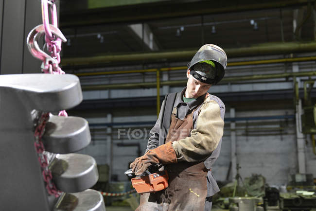 Travailleur debout dans une fonderie — Photo de stock