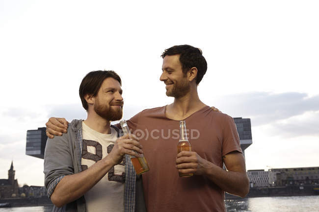 Due amici con bottiglie di birra all'aperto — Foto stock