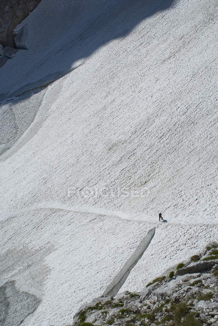 Германия, Бавария. Альпинист, стоящий на снежной горной тропе — стоковое фото