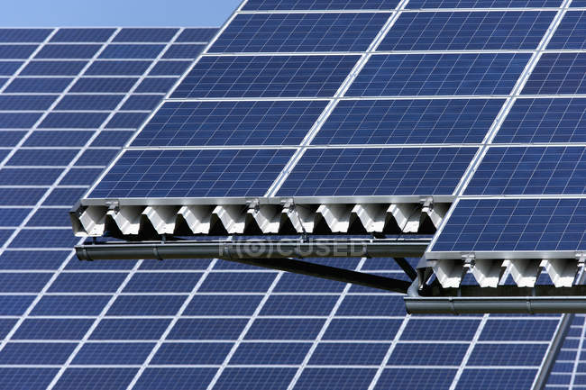 Перегляд сонячних панелей в фотоелектричних park в денний час, Westerheim, Баварія, Німеччина — стокове фото