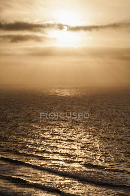 Вид на пляжі на захід сонця, Португалія — стокове фото