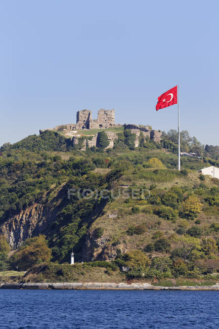 Turquia, Istambul, Castelo de Yoros em Anadolu Kavagi sobre a água — Fotografia de Stock