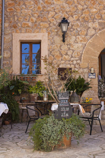 Испания, Озил, горы Трамунтана, деревня Баньялбуфар, ресторан на улице в дневное время — стоковое фото