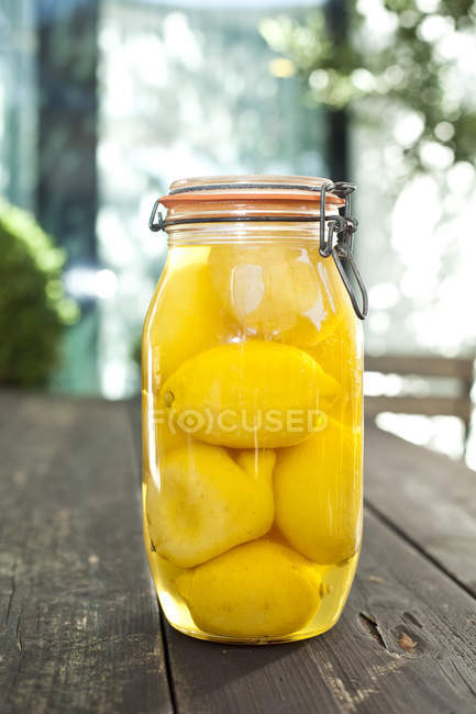 Zitronen-Gurken im Glas — Stockfoto