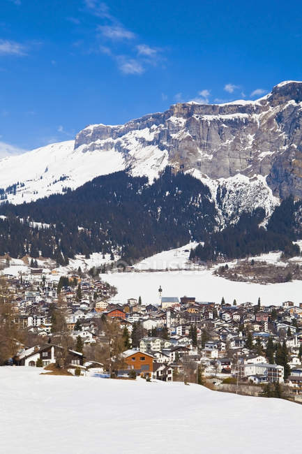 Chalet case vacanze in montagne innevate invernali, stazione sciistica invernale, Flims, Grigioni, Svizzera — Foto stock