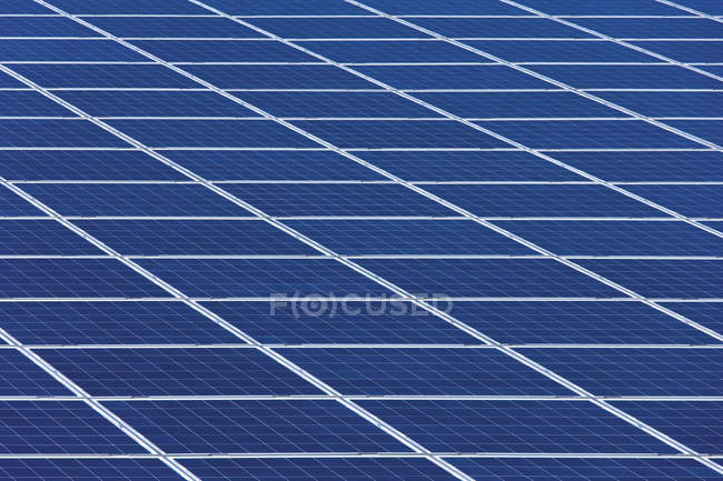 Vista de paneles solares en el parque fotovoltaico durante el día, Westerheim, Baviera, Alemania - foto de stock