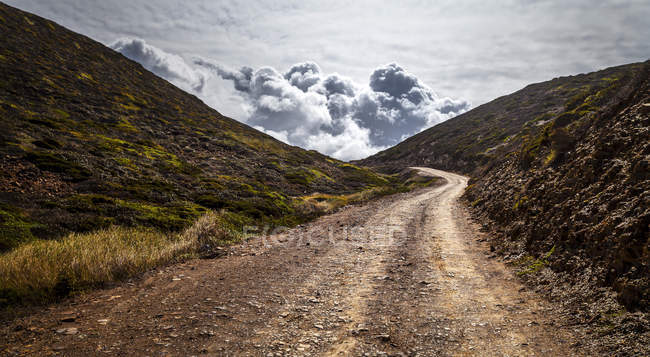 Portugal, Rua para Ponta Ruiva e nuvens no fundo — Fotografia de Stock