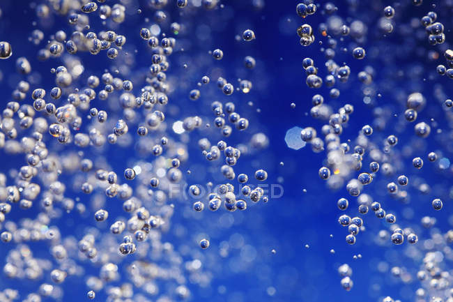 Vista de cerca de Burbujas bajo el agua - foto de stock