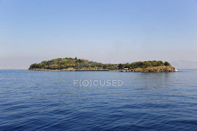 Turchia, Istanbul, Veduta dell'isola di Kasik Adasi con Mare di Marmara — Foto stock