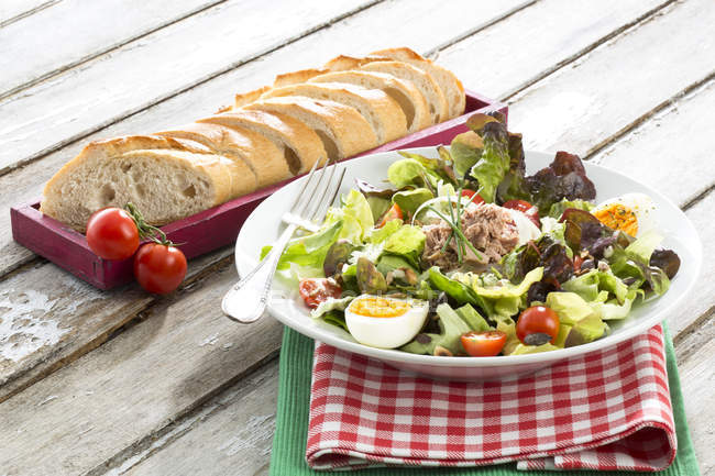 Plate of salad with tuna — Stock Photo