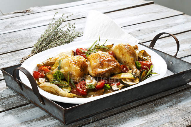 Teller mit gegrilltem Huhn auf Holztisch — Stockfoto