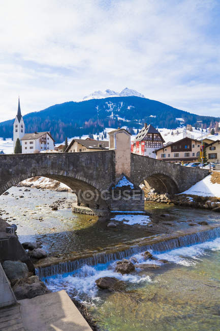 Svizzera, Veduta del ponte in pietra sul fiume Julia — Foto stock