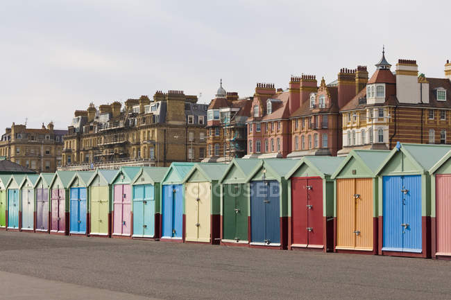 Inglaterra, Sussex, Brighton, cabañas de baño de colores en primera línea de mar - foto de stock