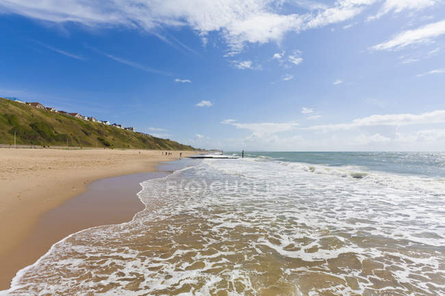 Vue sur la mer avec falaise et station balnéaire à la plage, Bournemouth, Dorset, Angleterre, Grande-Bretagne — Photo de stock