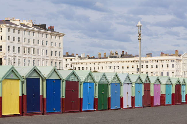 Cabañas de baño de colores en primera línea de mar - foto de stock